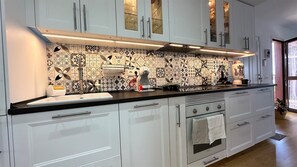 Køleskab, mikrobølgeovn, ovn, kogeplade