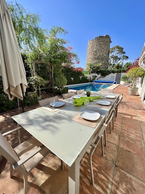 Outdoor dining - 58 -Villa, private swimming pool, close to the sea (Estepona)