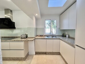 Réfrigérateur, micro-ondes, four, lave-vaisselle