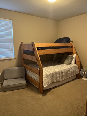 2 bedrooms, WiFi, bed sheets - Comfortable condo in Fraser, 15 minutes from Winter Park/Mary Jane ski slopes!  (Fraser)