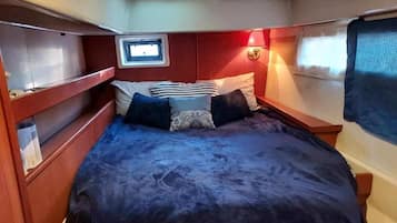3 bedrooms, bed sheets
