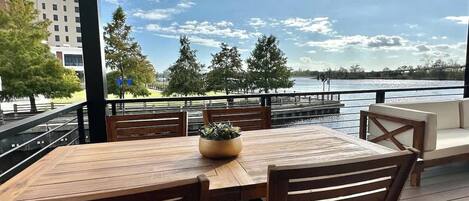 屋外ダイニングエリア