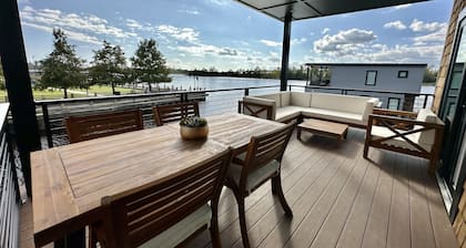 Wanderlust at The Cove - Luxury Houseboat - Downtown Wilmington