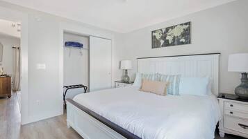 2 quartos, escrivaninha, ferros/tábuas de passar roupa