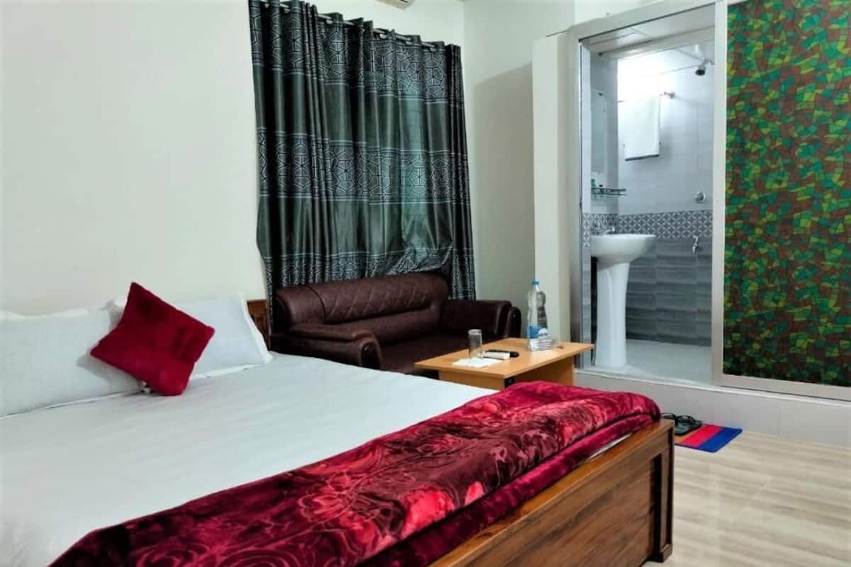 1 bedroom, individually decorated, individually furnished, desk