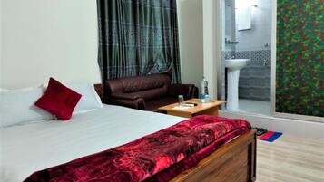 1 bedroom, individually decorated, individually furnished, desk