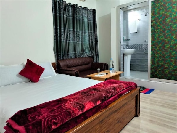 特色装修、特色家居、办公桌、隔音