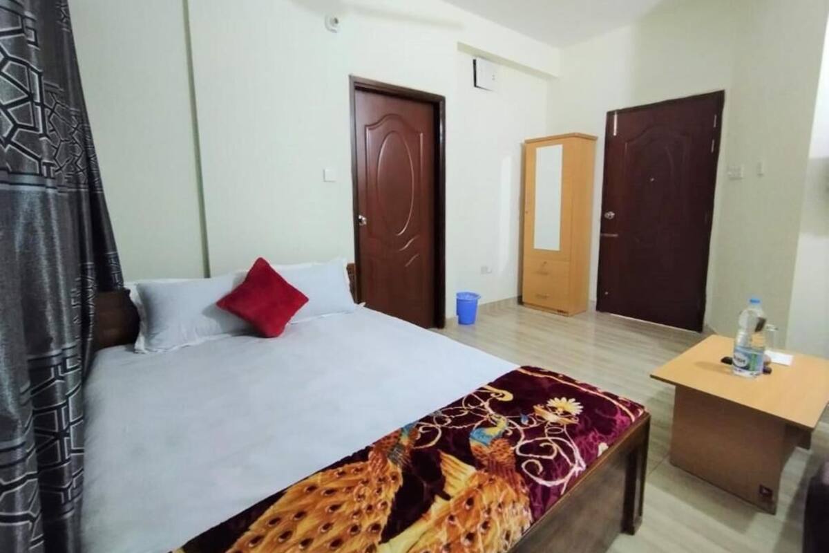 1 bedroom, individually decorated, individually furnished, desk