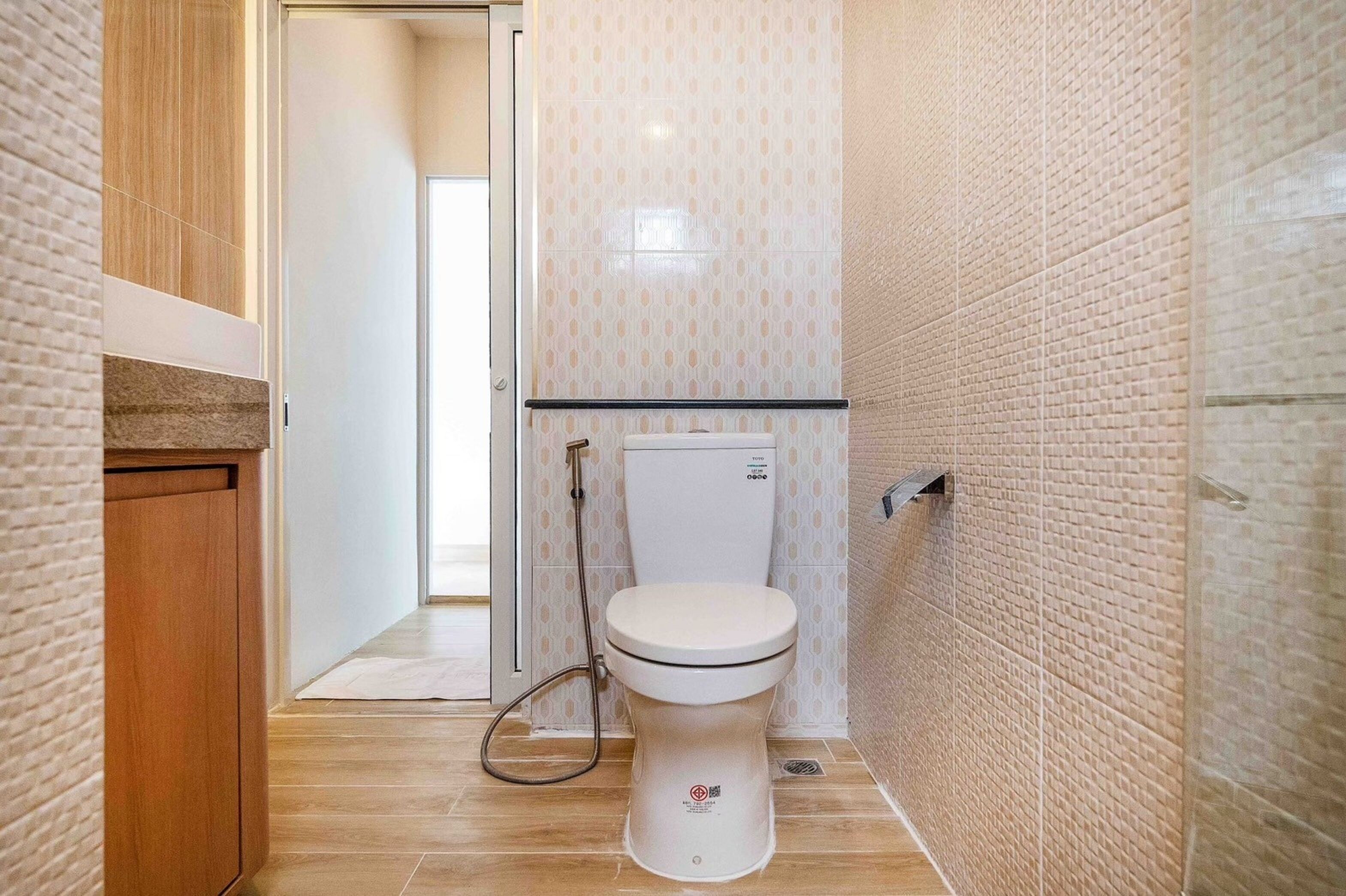 Un baño con inodoro, ducha y lavamanos.