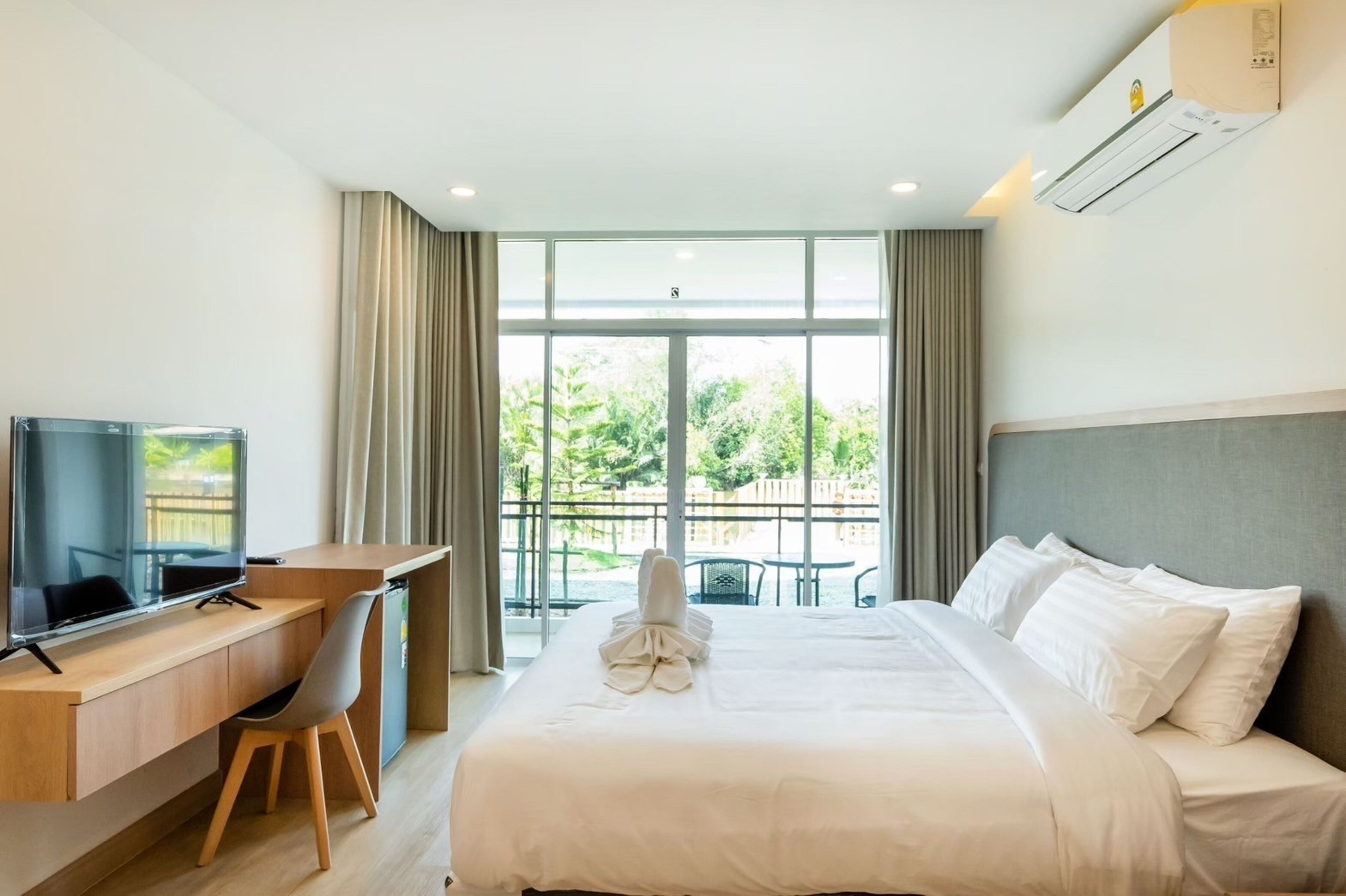ห้องพรีเมียร์ดับเบิล | มินิบาร์, ตู้นิรภัยในห้องพัก, โต๊ะทำงาน, ผ้าม่านกันแสง