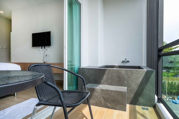 Deluxe Double Room | Deep soaking bathtub
