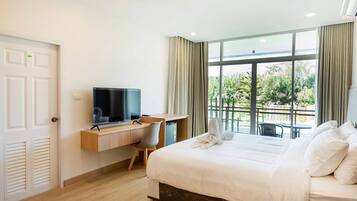 Habitación doble Premier | Minibar, caja de seguridad en la habitación y escritorio