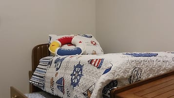 3 bedrooms, desk, iron/ironing board, free WiFi