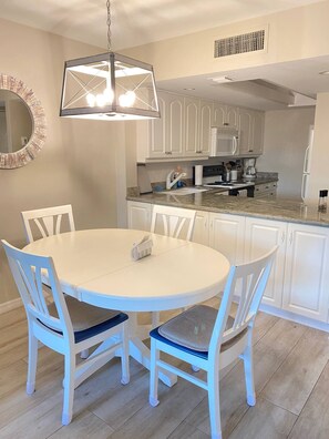 Dining - 1 Mile From The Beach! Lovely 2 Bedroom Condo in Beautiful Resort Setting. (Naples)