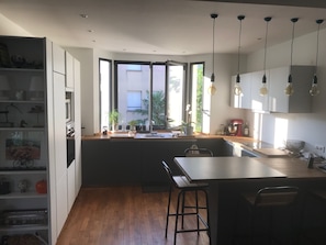 Kühlschrank, Mikrowelle, Ofen, Herdplatte