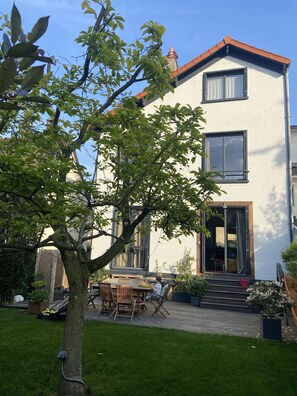Outdoor dining - Agréable Maison Avec Jardin à 15 min de Paris, Proche Transports (Suresnes)