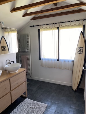 Douche, sèche-cheveux, bidet, serviettes fournies
