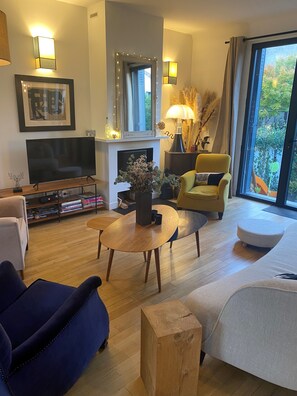 Smart TV, fireplace - Agréable Maison Avec Jardin à 15 min de Paris, Proche Transports (Suresnes)