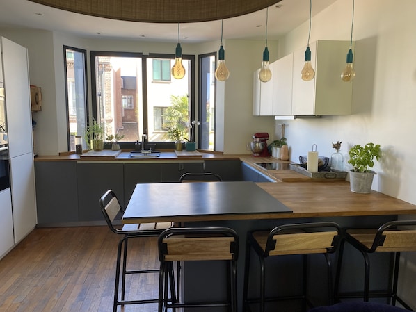 Dining - Agréable Maison Avec Jardin à 15 min de Paris, Proche Transports (Suresnes)