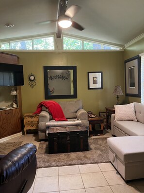 Smart TV - Southern Charm and Convenience: Perfect VRBO Retreat Near Ole Miss and Tupelo. (Pontotoc)