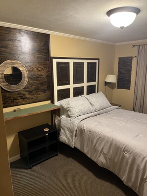 2 bedrooms, desk, iron/ironing board, free WiFi - Southern Charm and Convenience: Perfect VRBO Retreat Near Ole Miss and Tupelo. (Pontotoc)