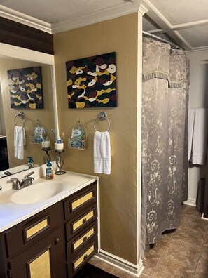 Séchoir à cheveux, serviettes fournies, savon, papier de toilette