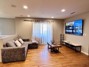Smart TV, video games - 20% OFF / Luxury Stay w/ Pool, Jacuzzi & PS5 (Chino)