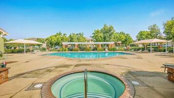 Piscine extérieure, piscine chauffée