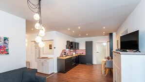 A modern apartment with a kitchen, dining area, and living room. - At the gateway to Franconian Switzerland - Apartment with bedroom (Eckental)