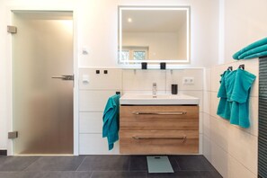 Dusche, Haartrockner, Handtücher, Seife