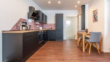 Fridge, oven, stovetop, dishwasher