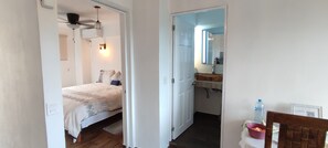 1 bedroom, WiFi, bed sheets - Costeñita Loft ¡En el Centro de Zihuatanejo! A una Cuadra de la Playa Principal! (Zihuatanejo)