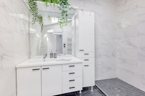 Een douche, een haardroger, handdoeken, zeep