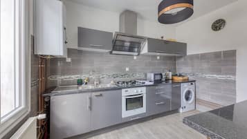 Fridge, microwave, stovetop, dishwasher