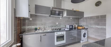 Réfrigérateur, micro-ondes, plaque de cuisson, lave-vaisselle