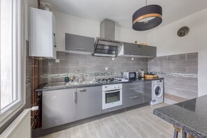 Réfrigérateur, micro-ondes, plaque de cuisson, lave-vaisselle