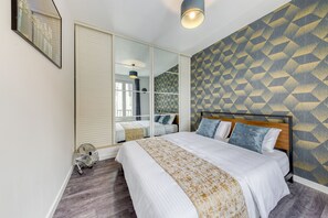 3 slaapkamers, een bureau, een strijkplank/strijkijzer, reisbedje