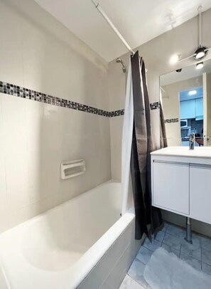 Haartrockner, Bidet, Handtücher, Seife