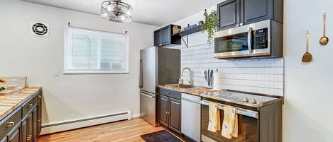 Køleskab, mikrobølgeovn, ovn, kogeplade