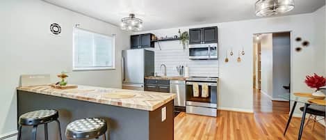 Cafetera y tetera, refrigerador, microondas y horno