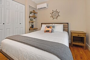 1 bedroom, free WiFi, bed sheets - Close to Town - Pet Friendly Cabin with Fire Pit (Lake George)