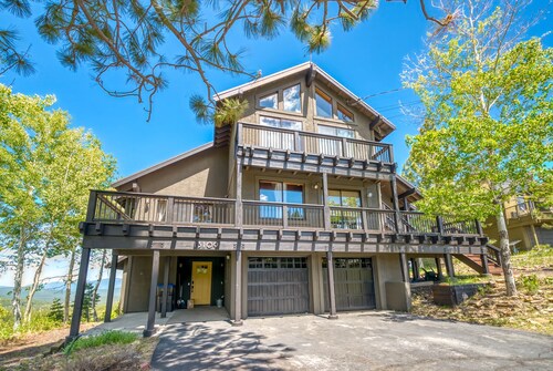Cozy Truckee Ski Chalet with Awesome Views for 2023-24 Ski Lease