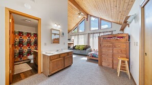 Dusj, hårføner, håndklær og toalettpapir