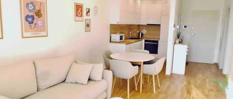 Apartment, 1 Bedroom, Balcony, City View | Interior