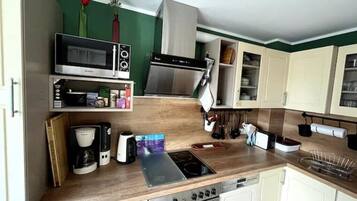 Kühlschrank, Mikrowelle, Ofen, Herdplatte