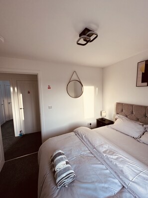 3 habitaciones, tabla de planchar con plancha, wifi y ropa de cama 