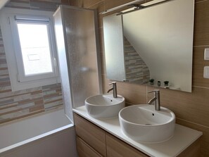 Shower, hair dryer, towels, soap - La Maison Entre Terre et mer à Landéda , Avec vue sur la mer (Landéda)