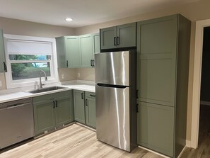 Frigorífico, microondas, horno y placa de cocina