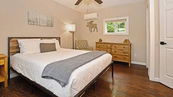 1 bedroom, desk, WiFi, bed sheets