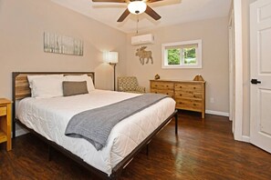 Room - Walk to Beach - Pet friendly Cabin w/ Workspace (Lake George)